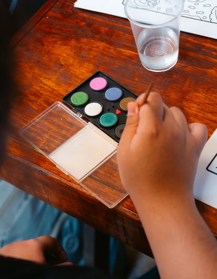 Niño pintando con acuarelas