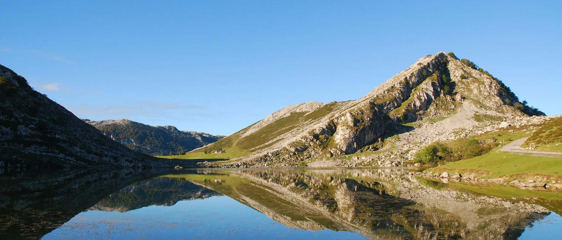 Vista de los Picos de Europa y los Lagos de Covadonga en Asturias