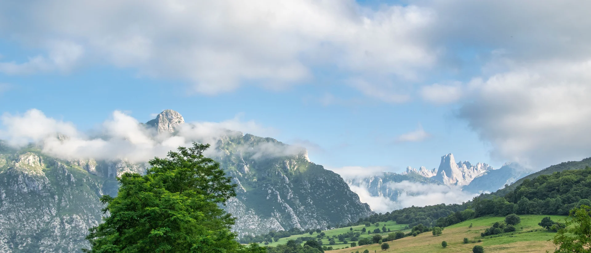 Vista de los Picos de Europa y la costa de Cantabria