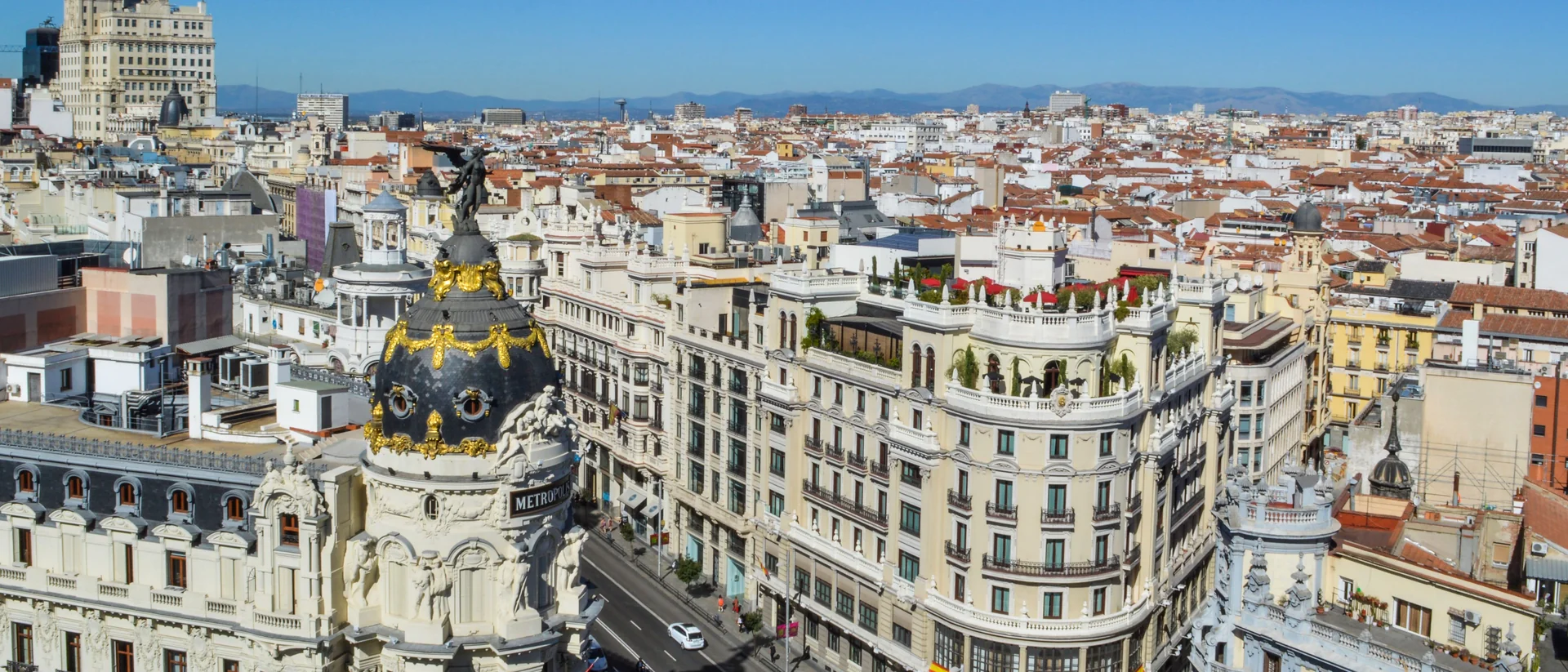Vista aérea de la Gran Vía de Madrid con el edificio Metrópolis