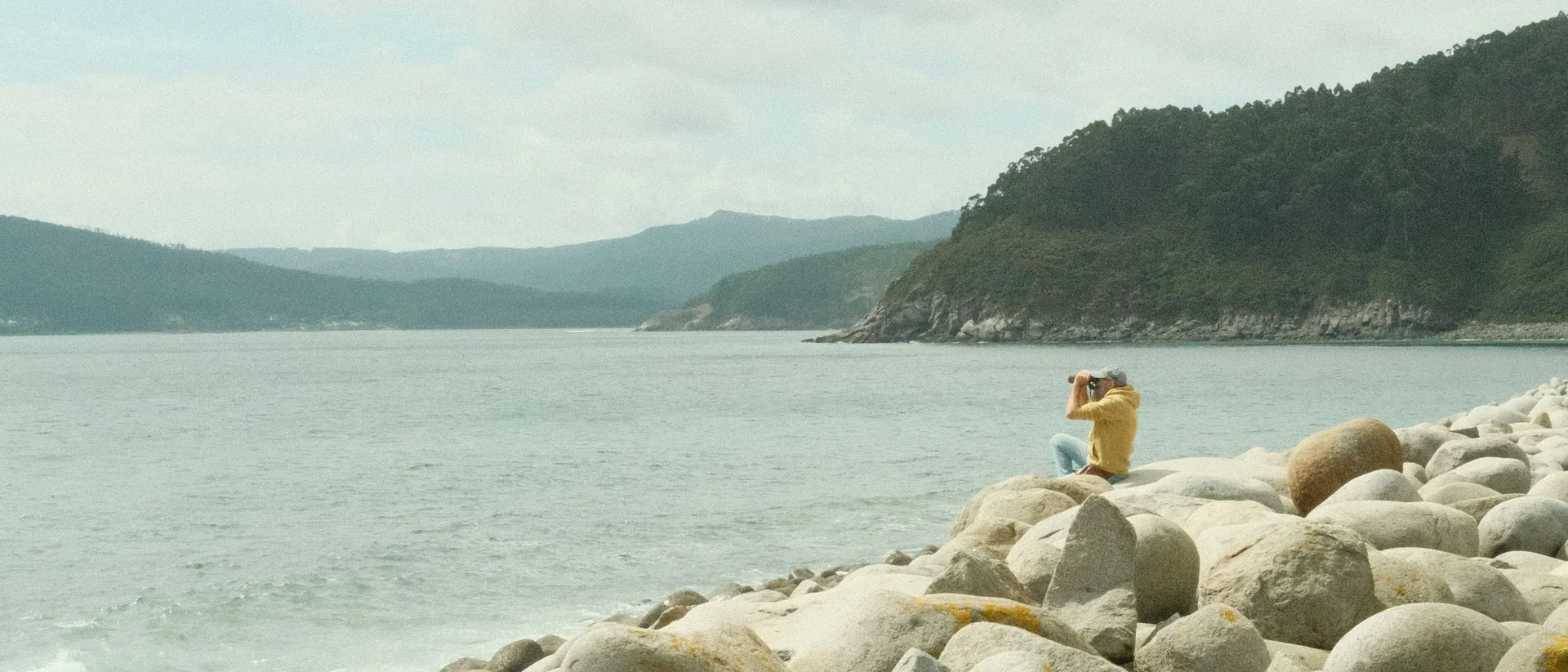 Costa rocosa de Galicia con acantilados sobre el mar