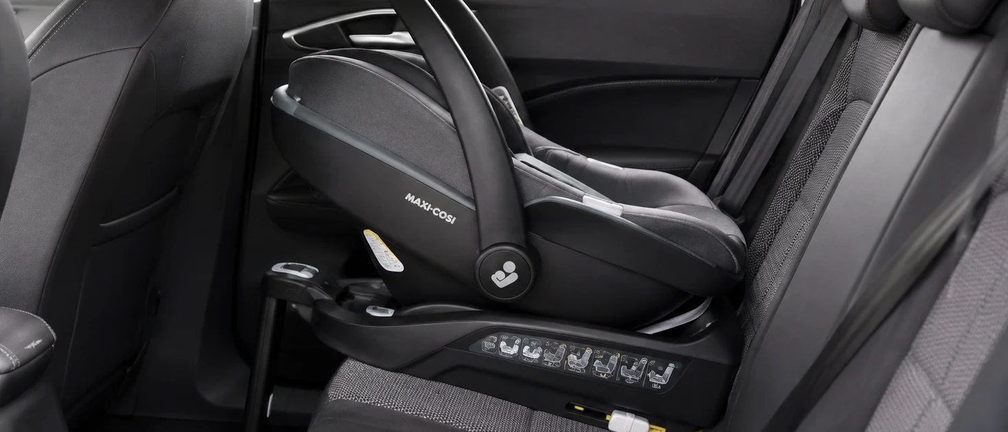 Silla de coche a contramarcha instalada con base Isofix en el asiento trasero del vehículo
