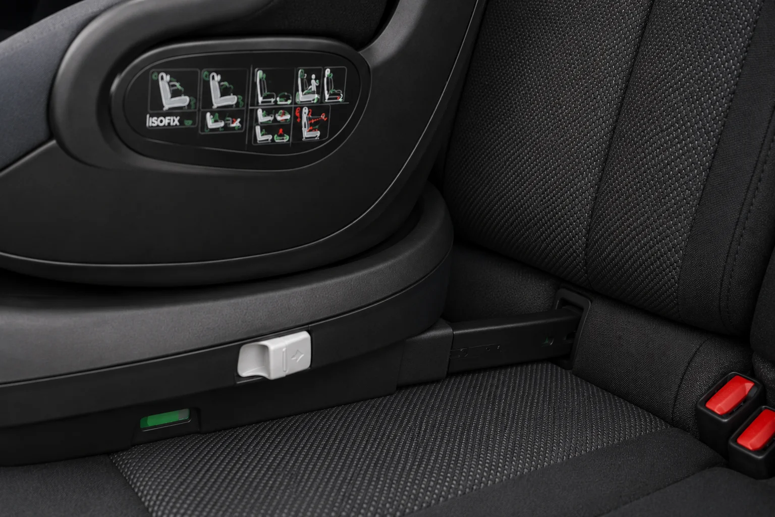 Silla de coche encajada en los anclajes Isofix, con el indicador de seguridad en verde