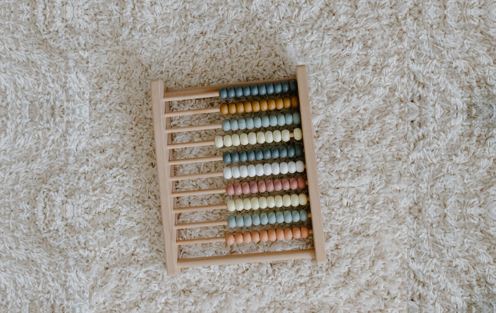 Ábaco de madera Montessori con bolas de colores