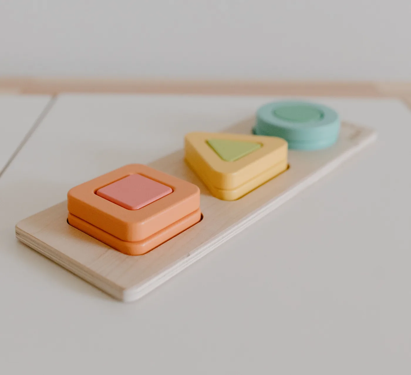 Puzle Montessori de formas geométricas de madera con encajes de colores