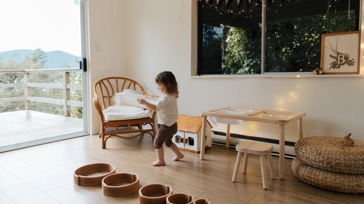 Espacio Montessori ordenado con estanterías bajas y juguetes de madera al alcance del niño