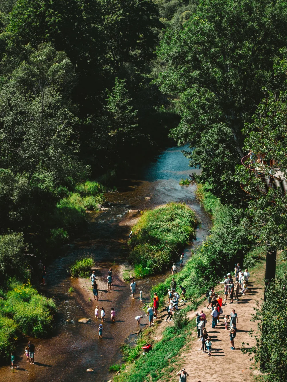 Parque infantil cubierto do paseo fluvial do Miño